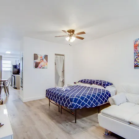 Private Ocean Dr Apt W/2 Queen Beds, Steps 2 Beach